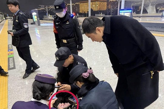 Phát hiện vali chứa 18 cọc tiền mặt gần 700 triệu đồng bị bỏ quên trên tàu