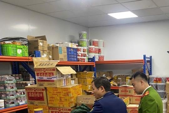 Phát hiện 1,5 tấn nguyên liệu thực phẩm không rõ nguồn gốc, liên kết với chuỗi lẩu nổi tiếng Hà Nội
