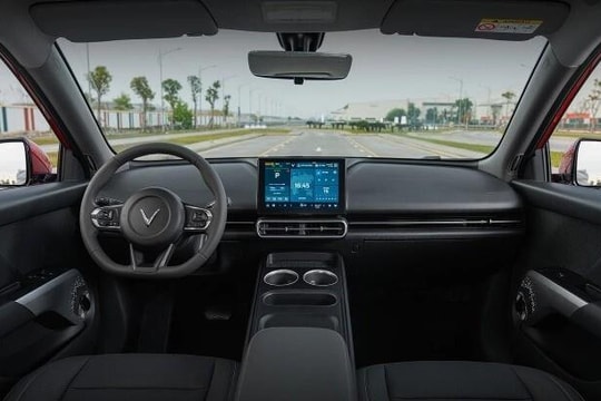 Xe điện VinFast MPV 7 về đại lý: Đắt hơn Limo Green, bù lại những nâng cấp gì?