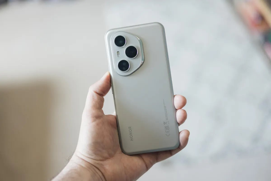 Vượt cả Apple, Samsung, hãng điện thoại Trung Quốc "ít tiếng tăm" bất ngờ lên số 1 thế giới: Người Việt quen mặt