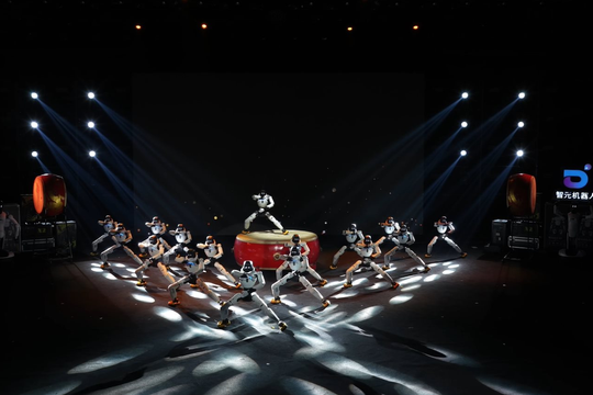 Lần đầu tiên xuất hiện một gala nghệ thuật quy mô lớn vận hành và dẫn dắt hoàn toàn bằng robot hình người