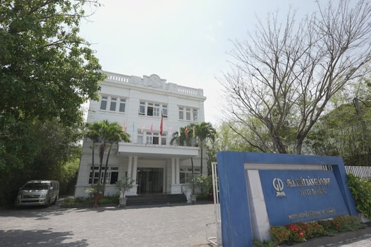 Một công ty chốt ngày trả cổ tức tiền mặt tỷ lệ 12% 