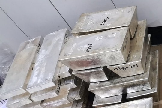 Phát hiện tài khoản ngân hàng bị phong toả sau khi bán 15kg bạc thỏi, nhận 1,4 tỷ đồng