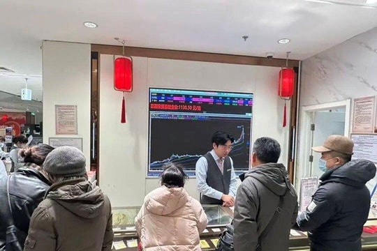 Không riêng Việt Nam, nhà đầu tư ở quốc gia này cũng ồ ạt mang áo ấm xếp hàng từ sáng sớm để mua vàng mua bạc