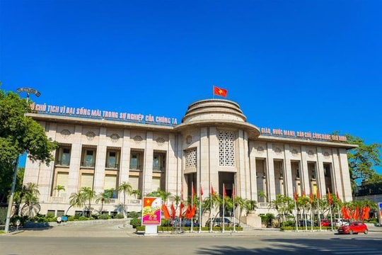 Lãi suất liên ngân hàng tiếp tục giảm mạnh trên diện rộng, NHNN hút ròng thanh khoản