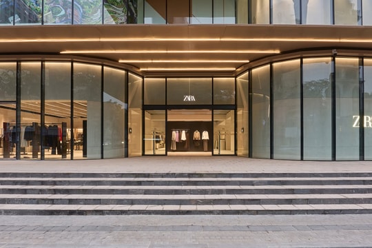 Cảnh tượng khác lạ tại cửa hàng rộng 1.800 m2 của Zara trong Hanoi Centre