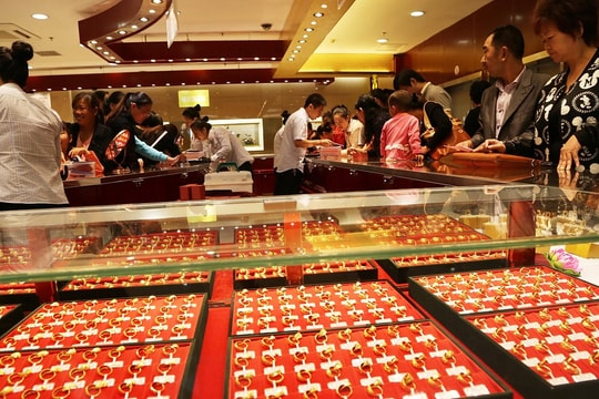 Phát hiện khách mua 300g vàng trị giá 1,1 tỷ đồng lại đựng trong túi trà sữa, cửa hàng lập tức báo công an vào cuộc điều tra