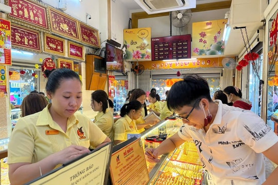 Ngay Tết, hàng loạt cửa hàng vàng ra thông báo nóng