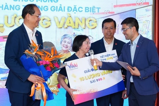 Gửi tiết kiệm 1,1 tỷ đồng, khách hàng Vikki trúng 10 lượng vàng
