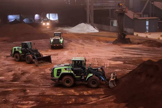 Trung Quốc lại gây sốc ngành vận tải: Tạo ra máy xúc điện tải trọng hơn 120 tấn, hiệu năng ngang ngửa chạy dầu diesel
