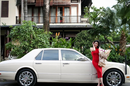 Hoa hậu Việt từng lãi 900 cây vàng, giờ sống trong biệt thự 400 tỷ Quận 2, sở hữu penthouse dát vàng: Có con gái út xinh như thiên thần

