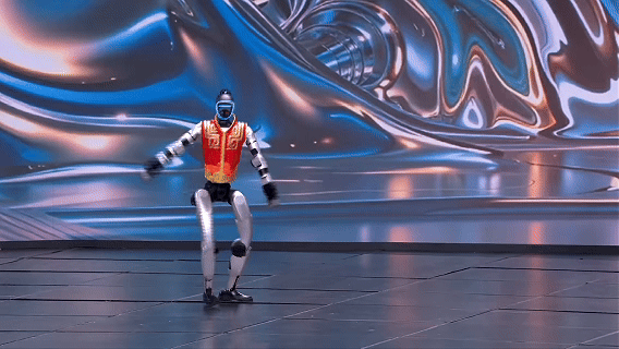 Robot hình người Trung Quốc đã phát triển đến mức này: Năm ngoái chỉ đứng một chỗ múa quạt, năm nay đã biểu diễn võ thuật, nhào lộn