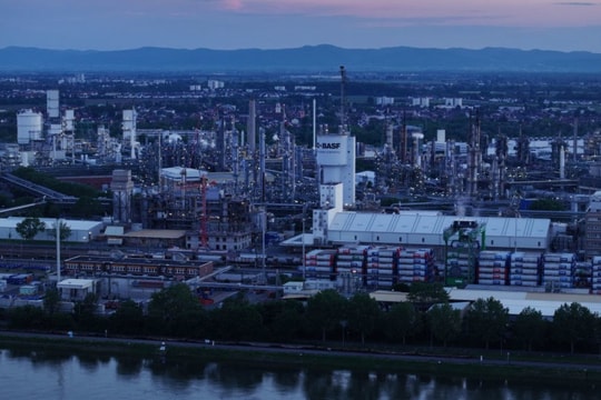 Giá điện tăng không tưởng lên 3 triệu đồng/MWh, hàng nghìn sếp lớn châu Âu đồng loạt cảnh báo