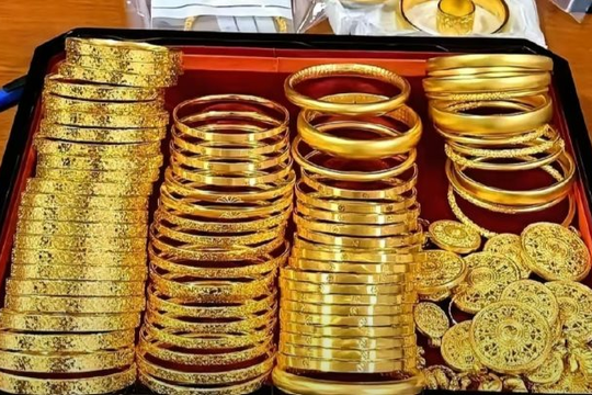 3 năm “đổi lì xì lấy vàng”, 2 bé gái tích lũy được 20 chỉ vàng, giá trị “kho báu nhỏ” tăng gấp đôi khi vàng lập đỉnh