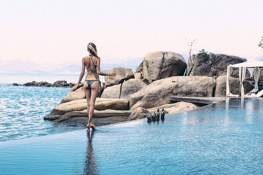 Không phải Phú Quốc, đây mới là vịnh biển Việt Nam được tạp chí Anh xếp top điểm đến lãng mạn nhất châu Á, tọa lạc giữa “thủ phủ” du lịch hút 16,4 triệu lượt khách