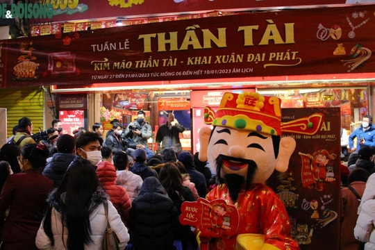 Chưa đến Vía Thần Tài, vì sao hàng loạt công ty vàng bạc đã đua nhau khai trương từ mùng 4 Tết ?