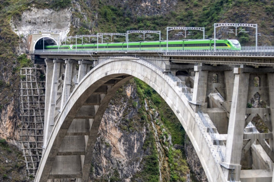 14 năm khoét núi, hơn 150.000 “bể bơi” nước tràn vào khi đào hầm: Láng giềng Việt Nam sắp hoàn thành tuyến đường đi hơn 300 km chỉ mất 4 tiếng rưỡi