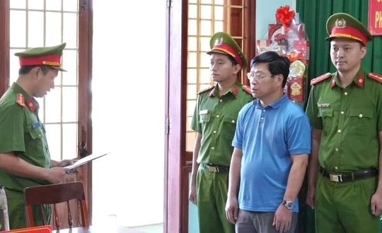 Khởi tố Giám đốc lắp camera để "canh" công an, thu lợi bất chính 