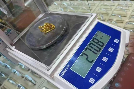Khách mang 93,22g vàng đi bán, thấy chủ tiệm vàng cân lại chỉ được 84,47g liền báo cơ quan chức năng, vạch trần hành vi trục lợi 19 triệu đồng