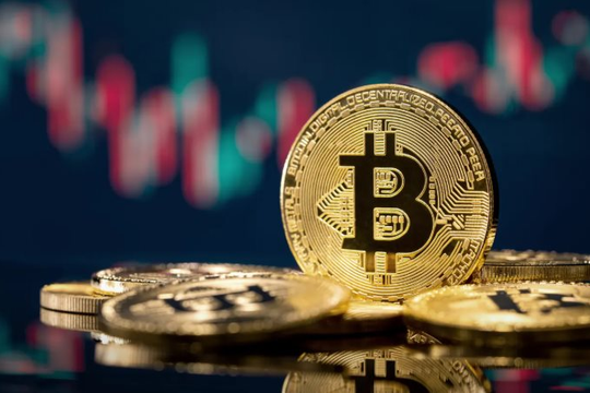 Bitcoin rơi thẳng đứng, thủng mốc 65.000 USD sau tuyên bố của ông Trump