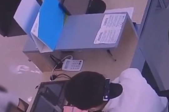 Nữ nhân viên chuyển nhầm 2,6 tỷ đồng từ tài khoản công ty, người nhận đồng ý trả lại nhưng vẫn bị triệu tập lên đồn công an