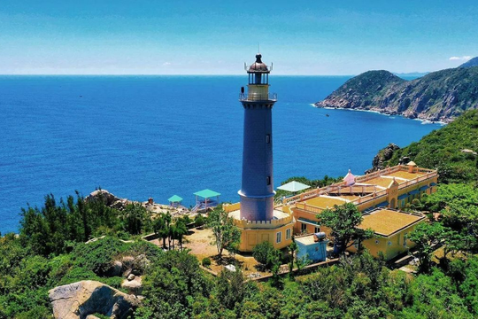 Không phải Phú Quốc, bãi biển hoang sơ này là “viên ngọc ẩn mình”, vừa có núi vừa có suối, ít bị thương mại hóa