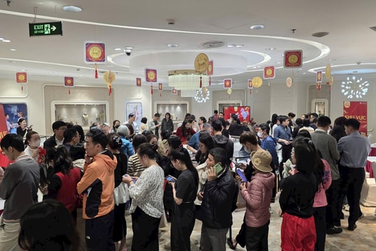 Sáng nay, nhà đầu tư đội mưa gió, xếp hàng từ sớm mua một sản phẩm bạc lần đầu xuất hiện 