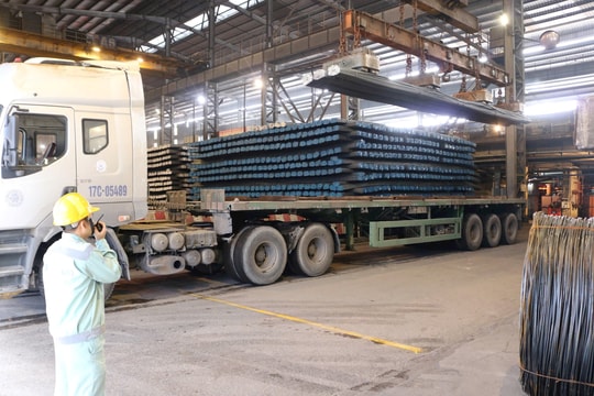 Kỷ lục 25.000 tấn thép xuất hành đầu xuân, Hòa Phát đỏ lửa xuyên Tết
