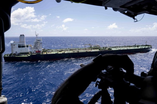 Truy đuổi xuyên Đại Tây Dương, Mỹ vừa chặn bắt một tàu chở dầu bất hợp pháp, hoạt động dưới tên giả 
