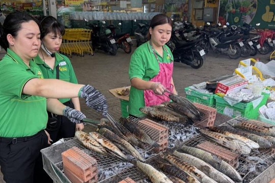 Rẻ bằng 1/6 giá chợ, đại gia bán lẻ tung ra cá lóc nướng trui 49.000 đồng: Toan tính thực sự phía sau mức giá rẻ mạt?