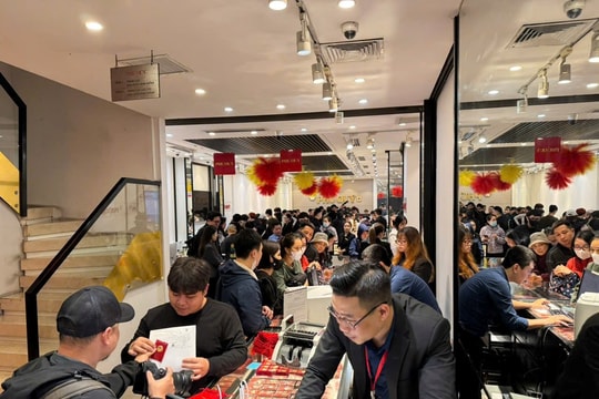 Giá vàng hôm nay 26/2 tăng rất mạnh, dòng người xếp hàng kỷ lục!