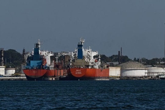 Mỹ bất ngờ nới lỏng lệnh hạn chế dầu mỏ với Cuba