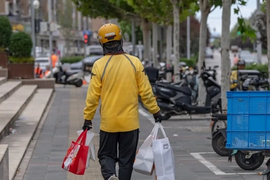 Sao kê tài khoản một shipper, phát hiện 3,6 tỷ đồng không phải lương thưởng chuyển vào liên tục trong 1 năm