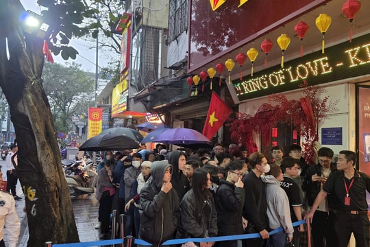 Từ 10 giờ tối, nhà đầu tư ồ ạt mang ghế gấp, đội mưa xếp hàng xuyên đêm để săn vàng bạc ngày Thần tài