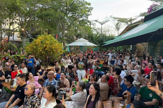 Vì sao quán cà phê của Đàm Vĩnh Hưng tạm đóng cửa chỉ sau khi khai trương hơn 2 tuần? 