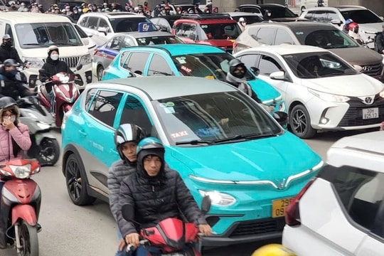 Doanh nghiệp và tài xế chạy taxi xăng tại Hà Nội lưu ý: Cơ chế hỗ trợ lãi suất, giảm lệ phí khi chuyển sang xe điện