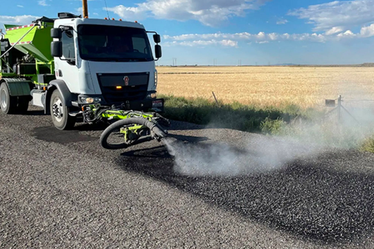 Phát hiện đội xe tải lạ nặng 15 tấn, dùng công nghệ cao vá ổ gà chỉ trong 2 phút, nhanh gấp 7 lần bình thường