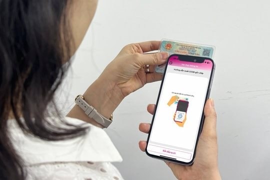 Vừa chuyển khoản thành công 100.200.000 đồng, người phụ nữ SN 1993 báo công an làm rõ giao dịch với 2 tài khoản ngân hàng cùng mang tên V.T.B