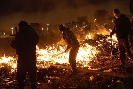 Tiền rơi trắng trời sau thảm kịch máy bay: Chính quyền Bolivia chạy đua tiêu hủy hàng triệu USD trước khi dân nghèo kịp "hôi của"