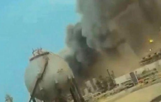 Trung tâm lọc dầu chủ chốt ở Ả rập Xê út bốc cháy sau vụ tấn công bằng UAV