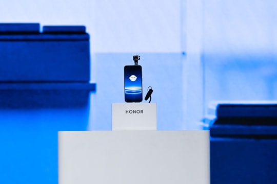 Một thương hiệu Trung Quốc vừa bất ngờ ra mắt Robot Phone - 'Loài smartphone mới' biết chuyển động như robot 