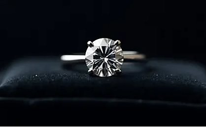 Tài xế taxi phát hiện nhẫn kim cương 100 triệu đồng cùng loạt giấy tờ nằm chơ vơ trên xe, công an dùng các biện pháp nghiệp vụ vào cuộc