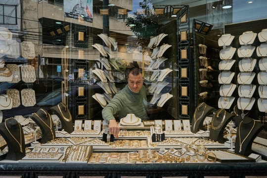 Nửa dân số nghèo đi vì tiền tiết kiệm ngân hàng ‘bốc hơi’, quốc gia có lượng vàng dự trữ nhiều thứ 2 Trung Đông tính bán một phần để vực dậy kinh tế