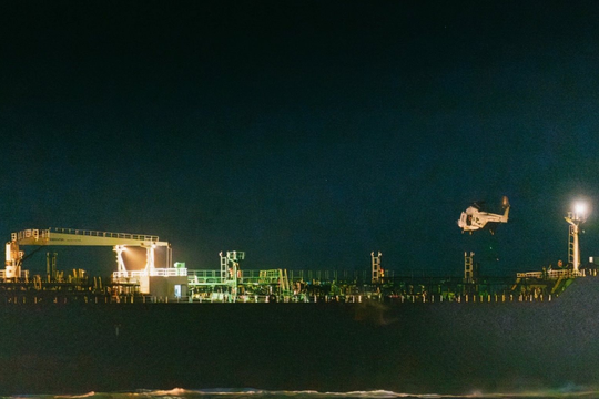 Chiến dịch chớp nhoáng ở châu Âu: Tàu chở dầu Nga treo cờ quốc gia khác đang di chuyển bất ngờ bị vây bắt