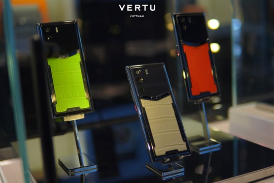 Tuyên ngôn phong cách dịp 8/3 của hãng điện thoại xa xỉ