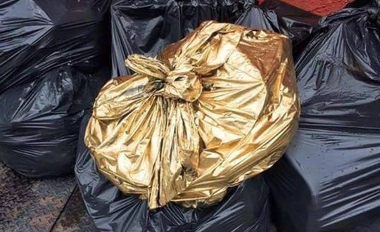 Người đàn ông "ngã ngửa" khi phát hiện tự tay vứt 20 thỏi vàng vào thùng rác