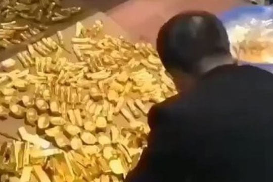 Phát hiện một vali đầy vàng trị giá hơn 17 tỷ đồng nằm chơ vơ giữa nơi nghìn người qua lại: Cảnh sát mở cuộc điều tra khẩn