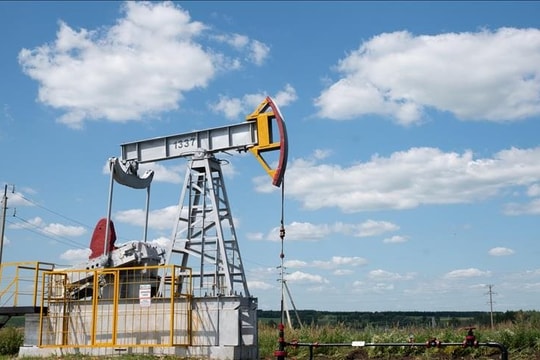 Giá dầu thô bật tăng 7%