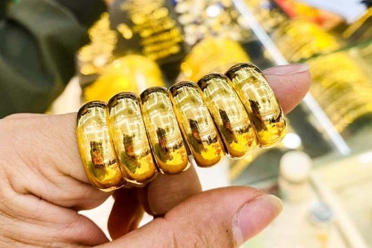 Giá vàng 'bốc hơi' 200 USD chỉ sau một đêm, vàng nhẫn giảm 4 triệu đồng/lượng