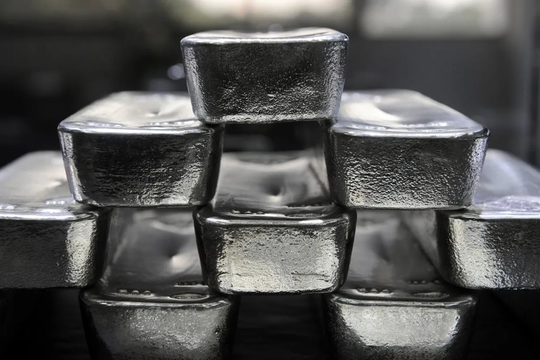 Quỹ bạc lớn nhất thế giới do BlackRock quản lý ngắt mạch bán ròng, đảo chiều "gom" gần 80 tấn